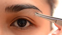 اكتشفي صيحة حواجب النجمات الغريبة... هل تجرأين على اعتمادها؟