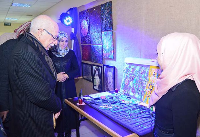 معرض في الخليل للأشغال اليدوية وإعادة التدوير