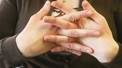 أضرار طرقعة الأصابع