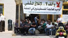 المواطنون يؤدون صلاة الجمعة في ساحة مستشفى الوكالة