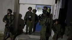 الإحتلال يعتقل شاباً ويزعم العثور على أسلحة