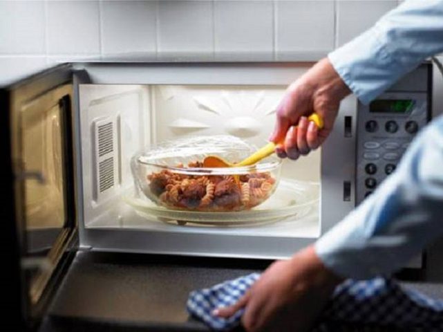 7 أطعمة إحذروا من تسخينها.. والسبب؟