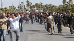 بوادر أزمة بالأردن مع توجه الحكومة لزيادة الضرائب