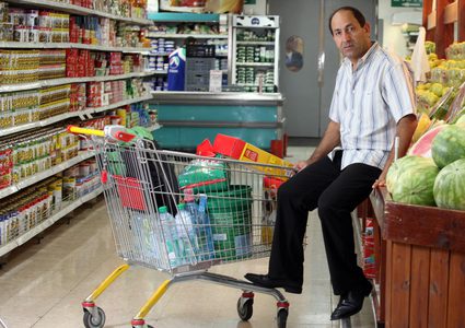 "مهندس الإقتصاد الاستعماري" ... تاريخ من الفساد ودعم الإستيطان