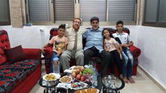 لاستقباله غليك..عائلته تتبرأ منه وآخرون ينعتونها بالخيانة الوطنية