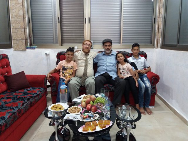 لاستقباله غليك..عائلته تتبرأ منه وآخرون ينعتونها بالخيانة الوطنية