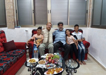 لاستقباله غليك..عائلته تتبرأ منه وآخرون ينعتونها بالخيانة الوطنية