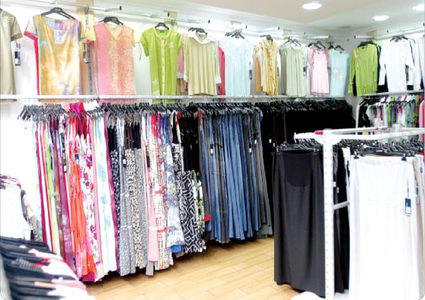 بائعة في محل ملابس