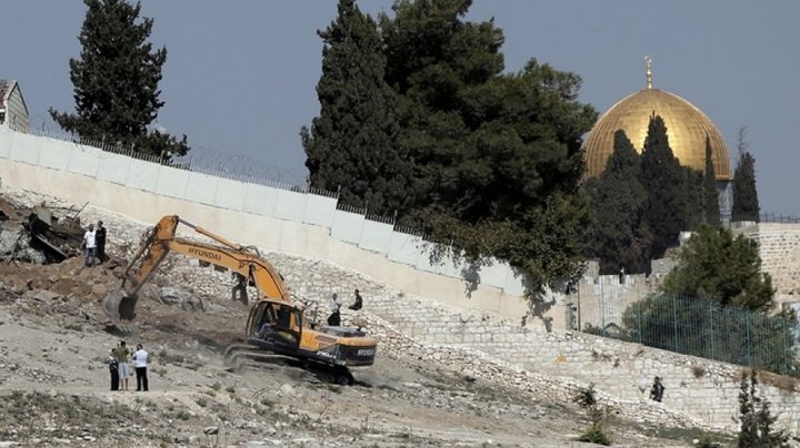 الاحتلال يهدم جدارًا ويخرب بمقبرة الشهداء في القدس