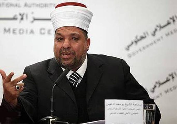 ادعيس يستنكر اعتداء الاحتلال على مقبرة الشهداء