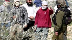 مواطنون يتصدون لمستوطنين حاولوا الاعتداء على مدرسة التحدي (5) في جب الذيب