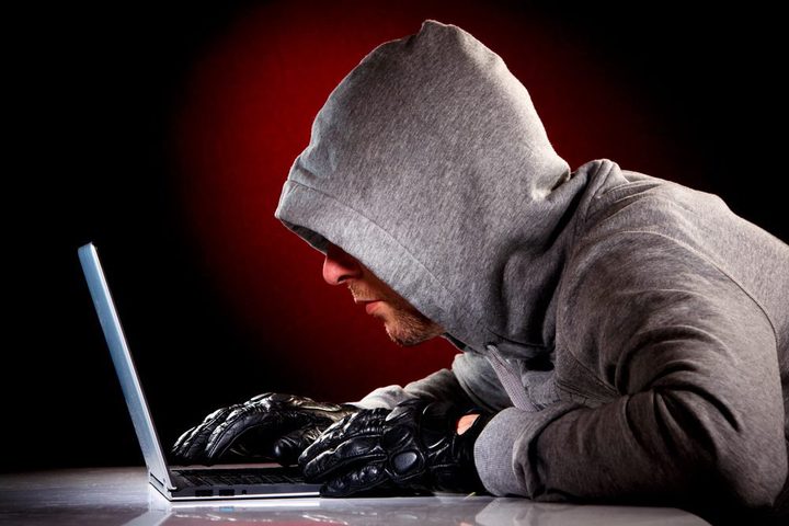 القبض على شخص اخترق حسابات "فيسبوك" وابتز وهدد