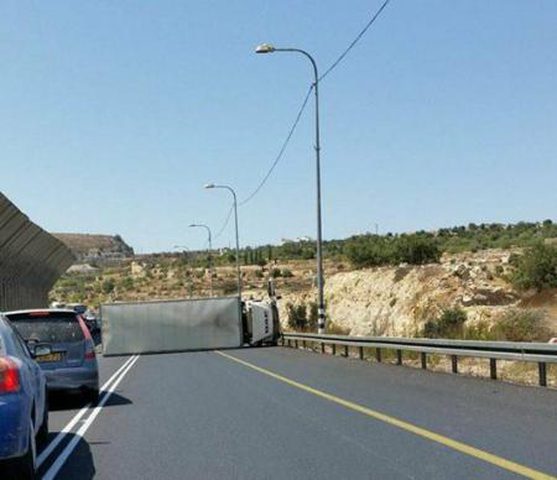 إصابتان جراء انقلاب شاحنة شمال بيت لحم