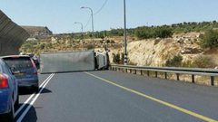 إصابتان جراء انقلاب شاحنة شمال بيت لحم