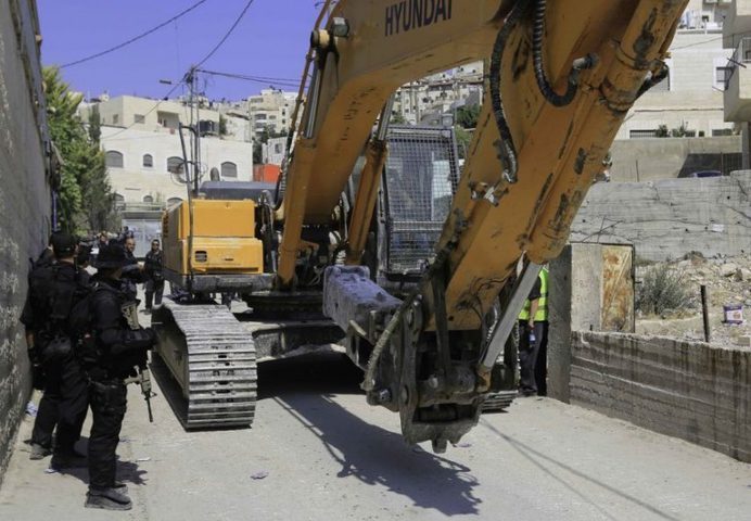 الاحتلال يوزيع أوامر هدم ووقف بناء شرق القدس