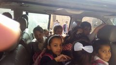 ضبط مركبة خاصة بداخلها (21 طفل) حمولة زائدة