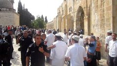 90 مستوطنا يقتحمون الاقصى بحراسات مشددة