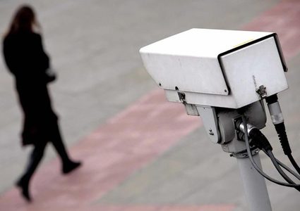 كاميرات المراقبة في شوارعنا... هل تحرسنا أم "تتلصص" علينا؟