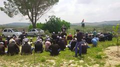 مواطنون يؤدون "الجمعة" بالقرب من الرأس الأحمر