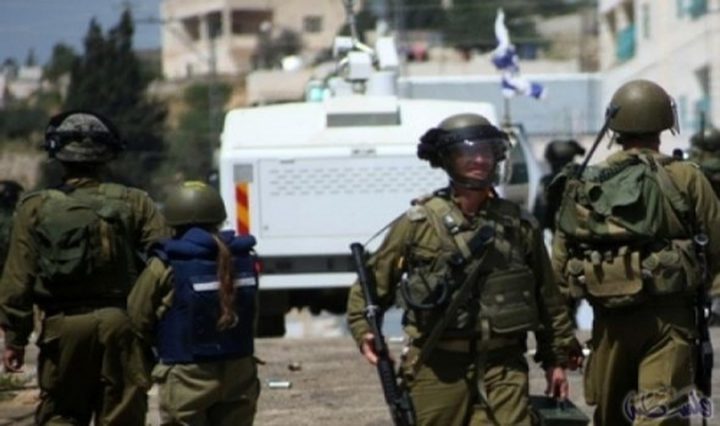 الإحتلال يسلم شابين بلاغين لمراجعة مخابراته