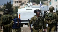 الإحتلال يسلم شابين بلاغين لمراجعة مخابراته