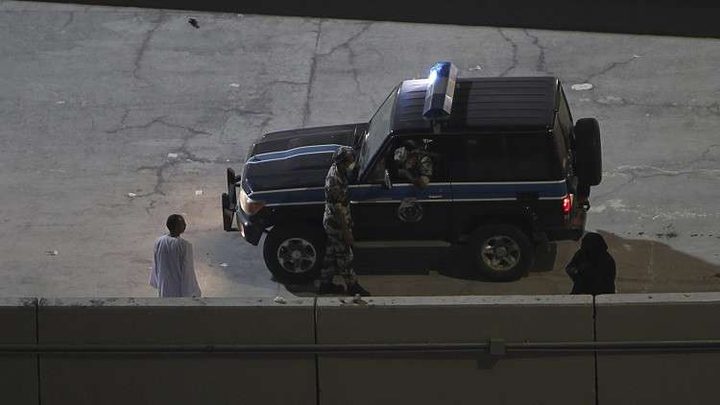 شاب يقتل والدته دهساً في السعودية وأشقاؤه يقتلونه