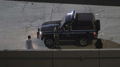 شاب يقتل والدته دهساً في السعودية وأشقاؤه يقتلونه