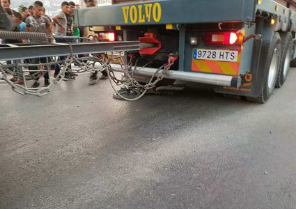 بالصور: مصرع طفل دهسته شاحنة في نابلس
