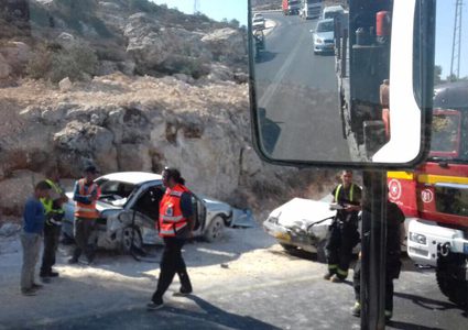 بالصور: إصابات في حادث تصادم في الخليل