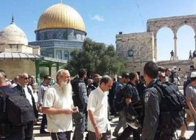 مستوطنون يؤدون طقوساً تلمودية صامتة في المسجد الأقصى