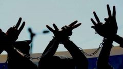 ثلاثة أسرى يخوضون إضراباً عن الطعام