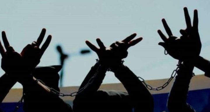 ثلاثة أسرى يخوضون إضراباً عن الطعام