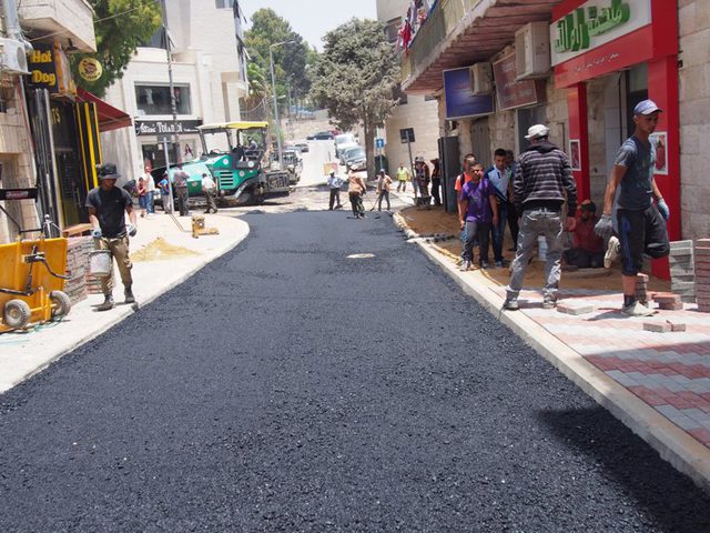 إنجاز عملية تأهيل مجموعة طرق برام الله