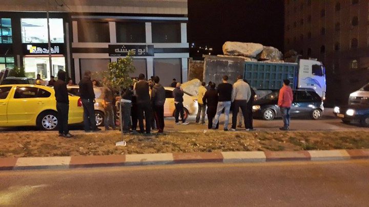 إصابة عامل إثر إغلاق مكبس "مركبة النفايات" على قدميه وسط نابلس