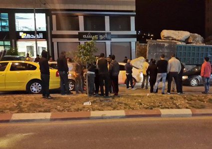 إصابة عامل إثر إغلاق مكبس "مركبة النفايات" على قدميه وسط نابلس