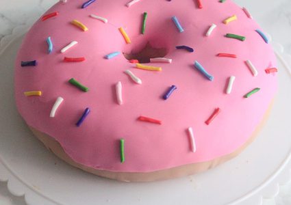 لماذا تحوي الدونات فتحة في منتصفها؟