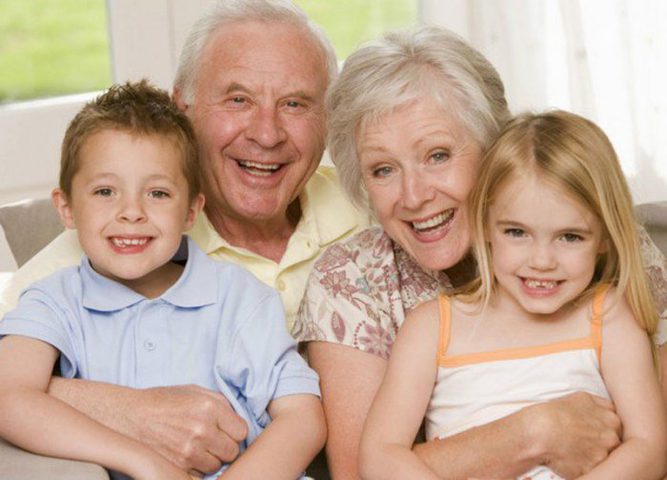 الجلوس مع الأحفاد يطيل العمر