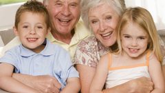 الجلوس مع الأحفاد يطيل العمر