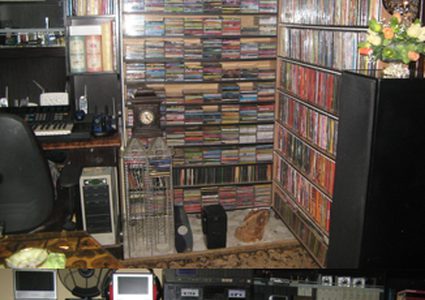 كاسيتاتٌ مصفوفةٌ في ظلامٍ دامسٍ