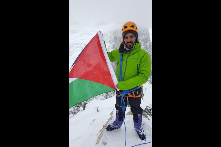 مغامر فلسطيني يتسلق الجبل الابيض اعلى قمم جبال الالب في فرنسا