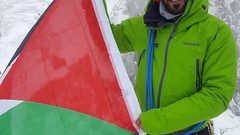 مغامر فلسطيني يتسلق الجبل الابيض اعلى قمم جبال الالب في فرنسا