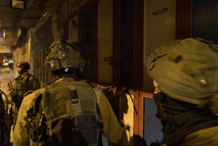 الاحتلال يعتقل 5 مواطنين من قرية جيوس قرب قلقيلية