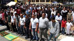 مئات يؤدون صلاة الجمعة أمام مستشفى الوكالة