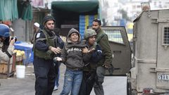 سلطات الاحتلال تعتقل قرابة 120 طفلا فلسطينيا شهرياً
