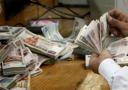 "القروض" تجتاح بيوت الفلسطينيين... ما حلولها؟