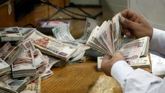 "القروض" تجتاح بيوت الفلسطينيين... ما حلولها؟