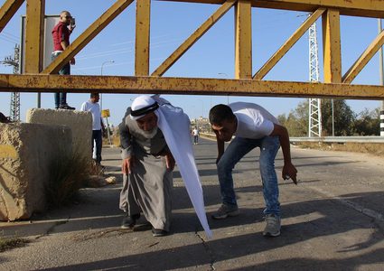 بسبب الاحتلال..عروسان كانت تفصلهما دقيقة ونصف الان 100 كيلو متر (صور)