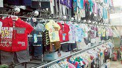 موظفة في محل ملابس أطفال