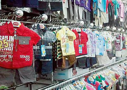 موظفة في محل ملابس أطفال