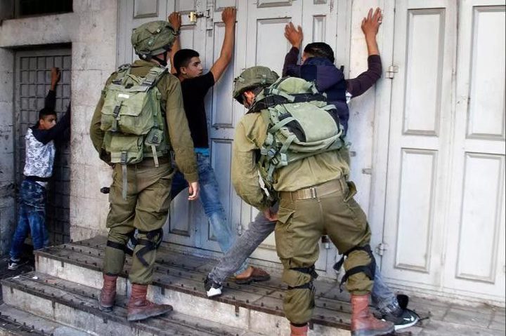 بينهم الزميل الصحافي طبسية ...الاحتلال يعتقل (14) مواطنًا